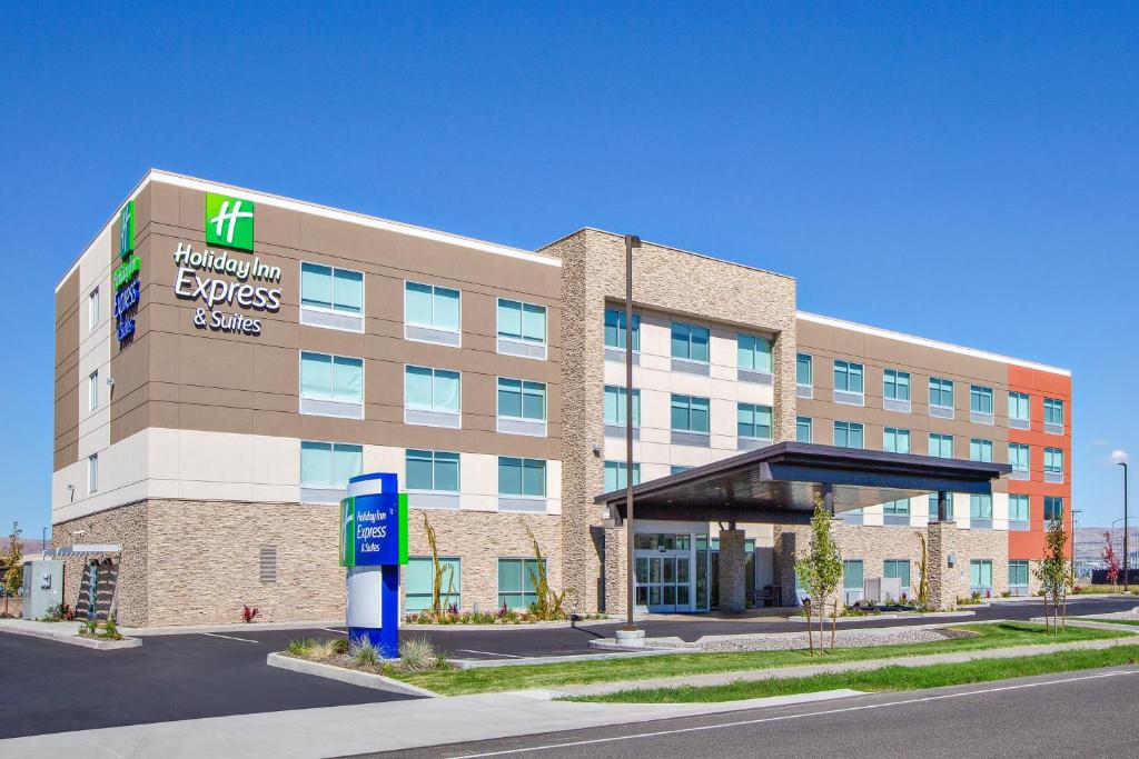 Union GapHoliday Inn Express & Suites - Union Gap - Yakima Area, an IHG Hotel的医院大楼前方有标志