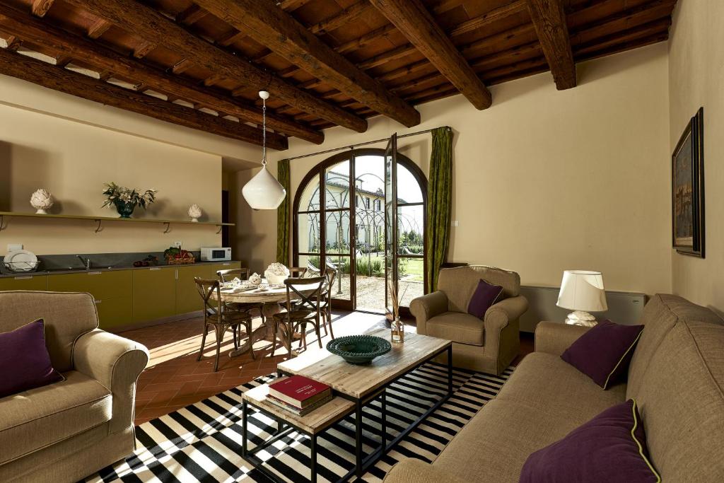 吉拉斯纳美迪西利利亚诺别墅的客厅配有沙发和桌子