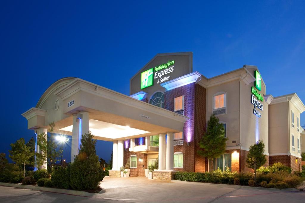 沃思堡Holiday Inn Express & Suites Fort Worth - Fossil Creek, an IHG Hotel的前面有标志的酒店