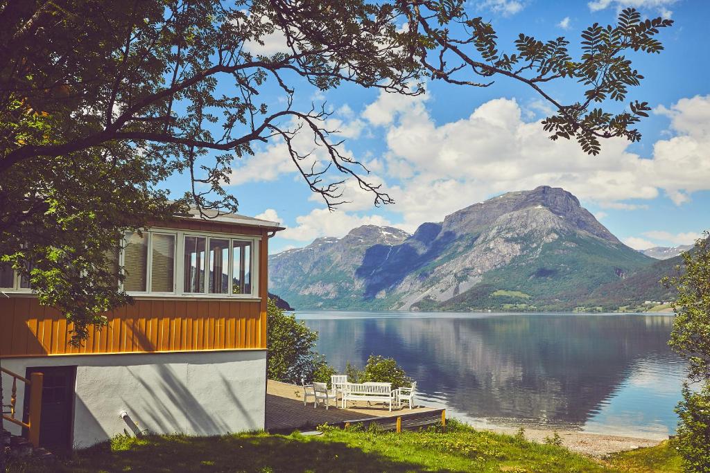 Vang I ValdresSommerhotellet的享有湖泊和山脉美景的度假屋