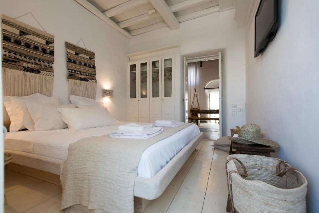 米克诺斯城Villa Loom Mykonos Town的一间白色卧室,配有床和电视