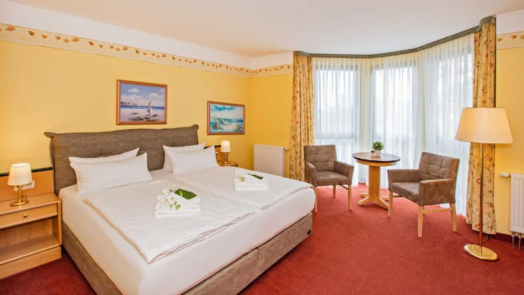 于克里茨努斯巴姆霍夫伽尼酒店的酒店客房带一张床、一张桌子和椅子