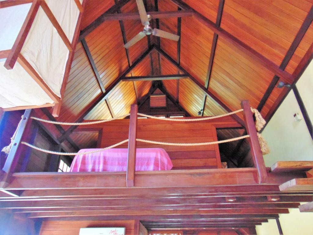博卡斯德尔托罗Yellow Houses Bocas DUPLEX的木制天花板上配有一张床的房间
