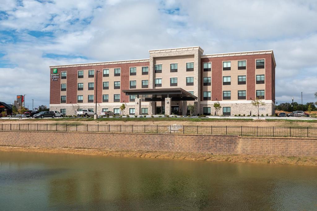 文茨维尔Holiday Inn Express & Suites - Wentzville St Louis West, an IHG Hotel的靠近水体的大建筑