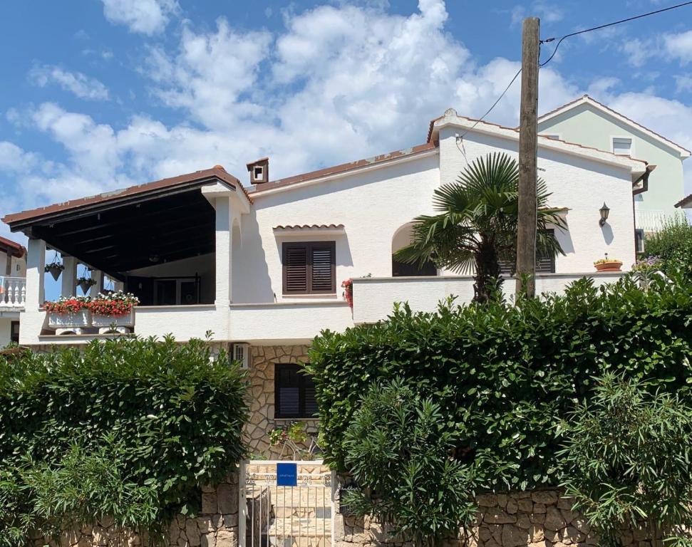 奥米沙利Villa Gromaca的前面有棕榈树的白色房子