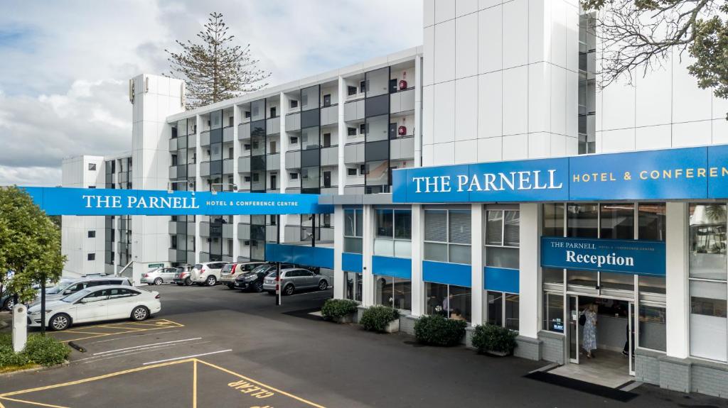 奥克兰The Parnell Hotel & Conference Centre的大楼前的停车场