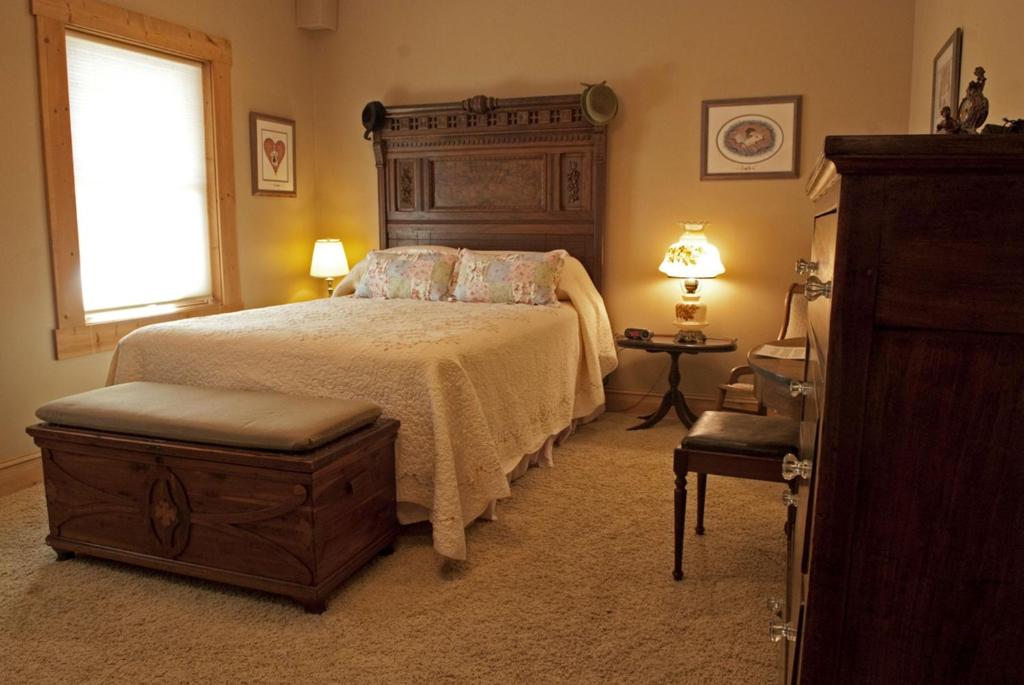 罗阿诺Shirley's Bed And Breakfast的一间卧室设有一张大床和一个窗户。
