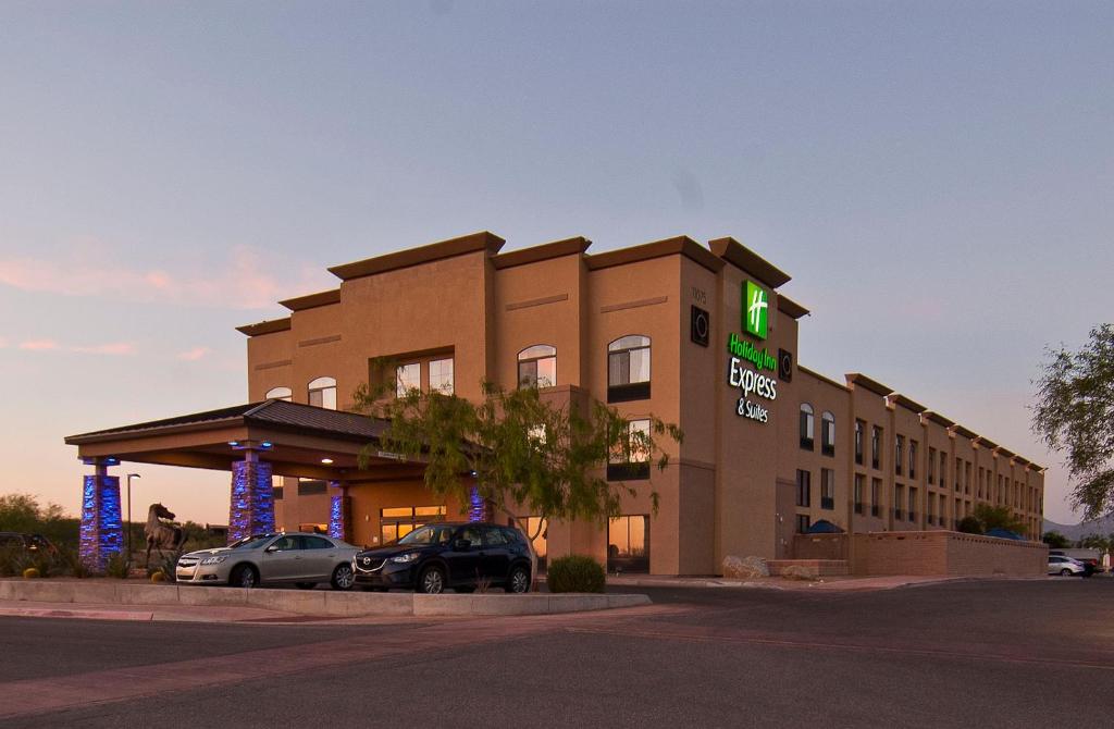 奥罗谷Holiday Inn Express & Suites Oro Valley-Tucson North, an IHG Hotel的酒店大楼前面设有停车场