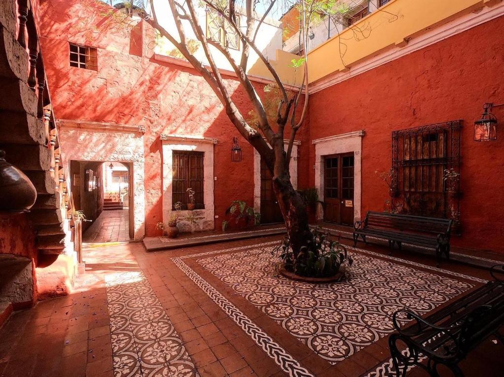 阿雷基帕La Casa de Melgar的一座建筑中间有树的庭院