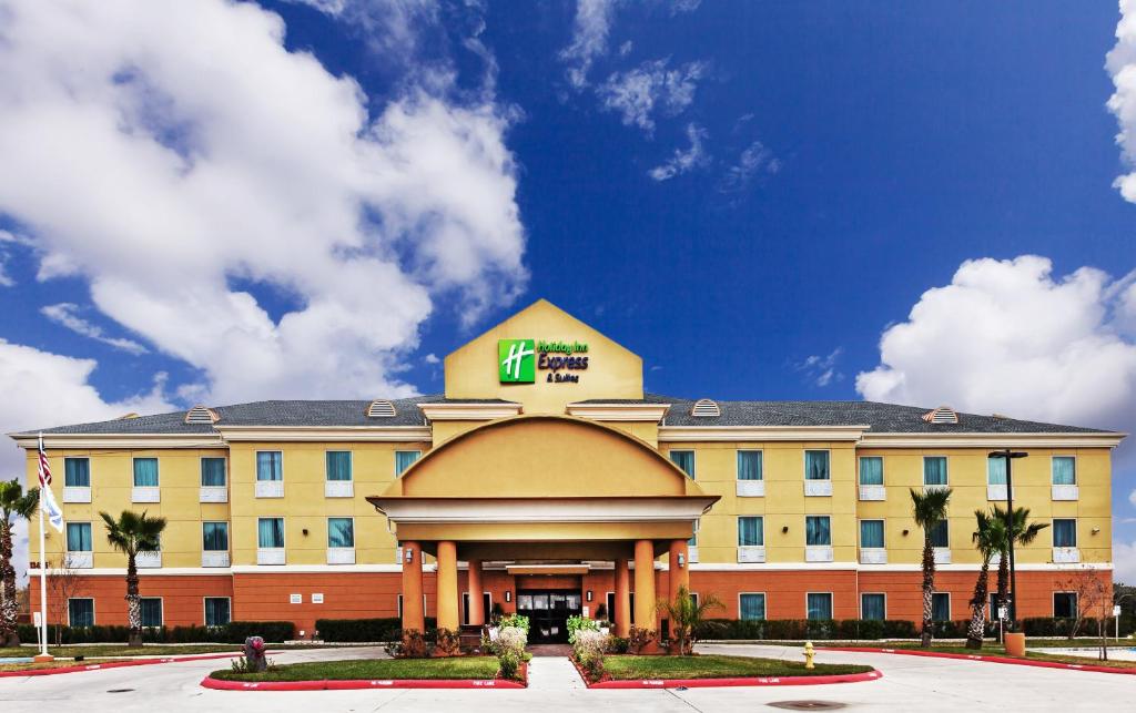 科珀斯克里斯蒂Holiday Inn Express & Suites, Corpus Christi NW, Calallen, an IHG Hotel的一座酒店大楼,上面有标志