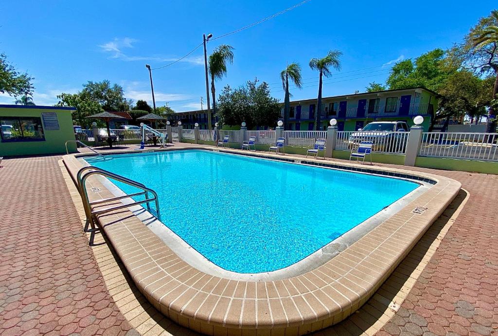 克利尔沃特海湾路酒店的周围设有长凳的大型游泳池