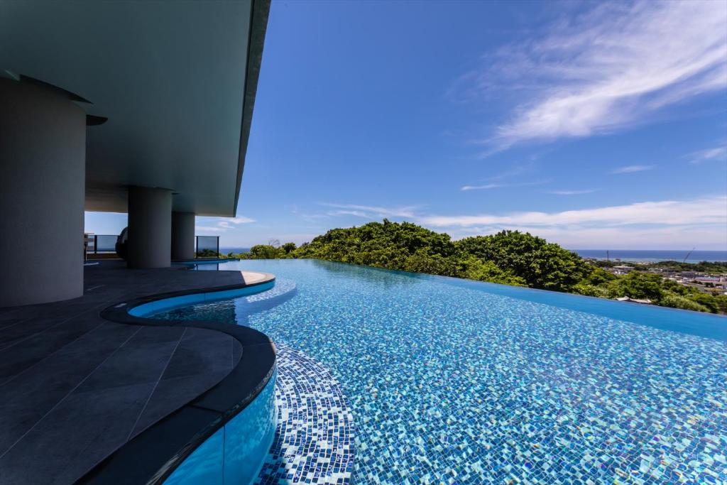 读谷村Glamday Style Okinawa Yomitan Hotel & Resort的海景无边泳池