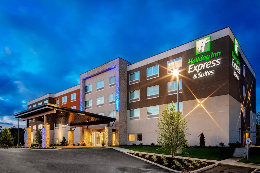 MadisonHoliday Inn Express & Suites - Madison, an IHG Hotel的停车场酒店 ⁇ 染