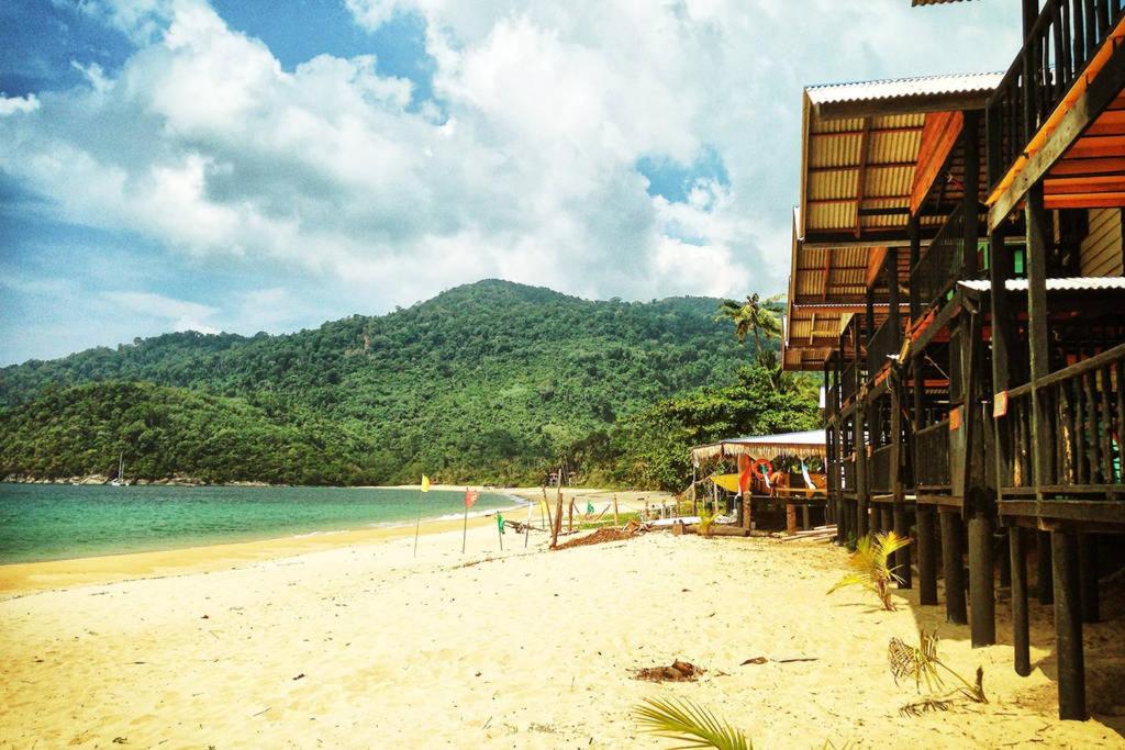 刁曼岛Beachfront Hut Downstairs Astra - Beach Shack Chalet的拥有建筑的海滩,海洋和山脉