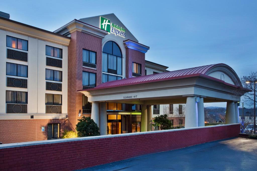 格林维尔Holiday Inn Express & Suites Greenville-Downtown, an IHG Hotel的前面有标志的酒店