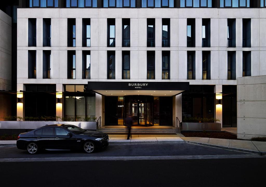 堪培拉波波利酒店的停在大楼前的一辆黑色汽车