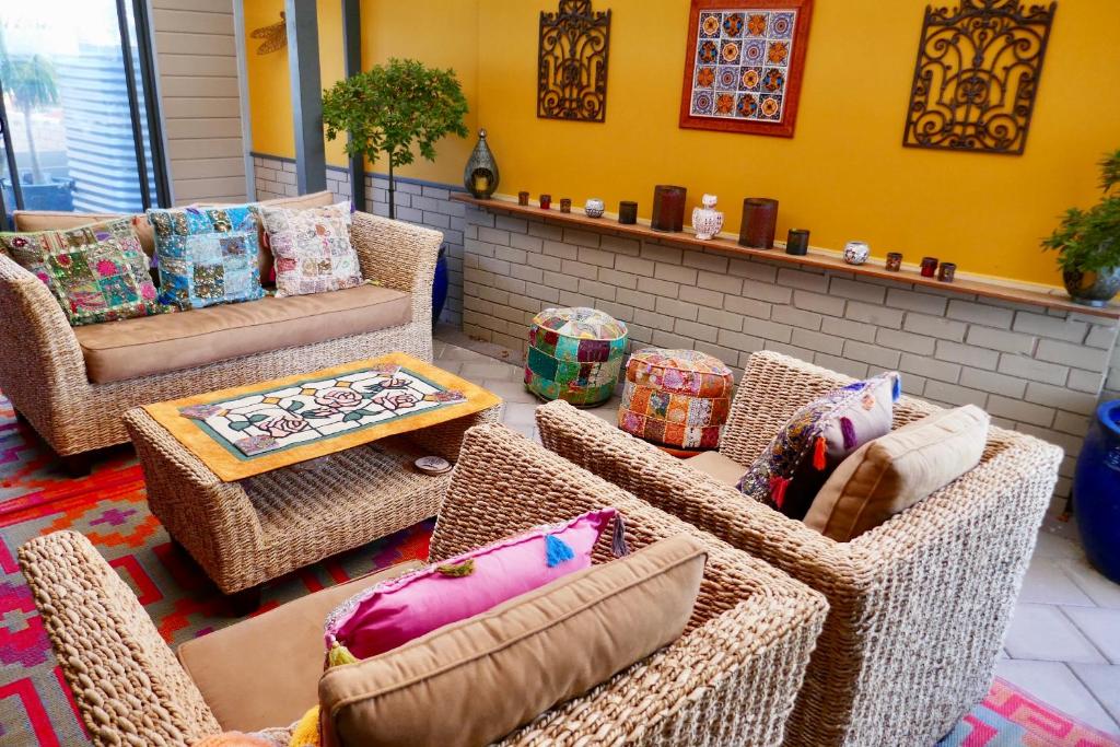 珀斯穆拉洛住宿加早餐旅馆的客厅配有柳条椅和沙发