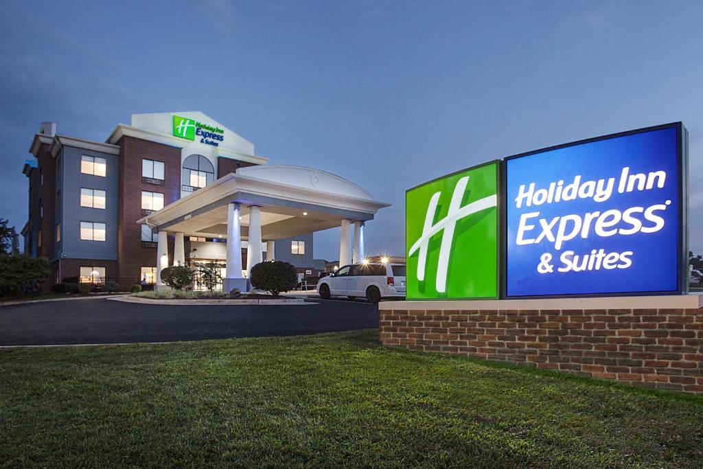 库尔佩珀Holiday Inn Express & Suites Culpeper, an IHG Hotel的一间哈德逊快捷套房酒店门前