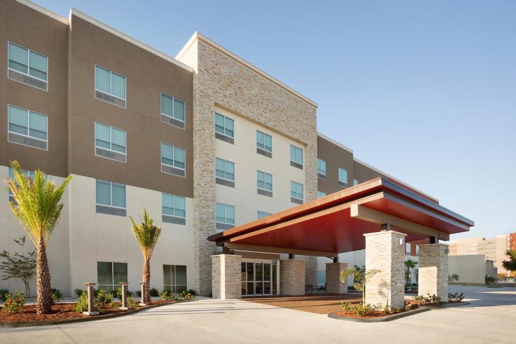 麦卡伦Holiday Inn Express & Suites - McAllen - Medical Center Area, an IHG Hotel的酒店前方的 ⁇ 染