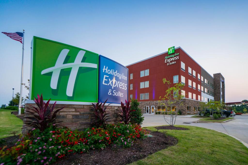 南海文Holiday Inn Express & Suites - Southaven Central - Memphis, an IHG Hotel的医院大楼前的标志