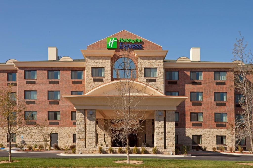 拉伯克Holiday Inn Express & Suites Lubbock West, an IHG Hotel的酒店前方的 ⁇ 染