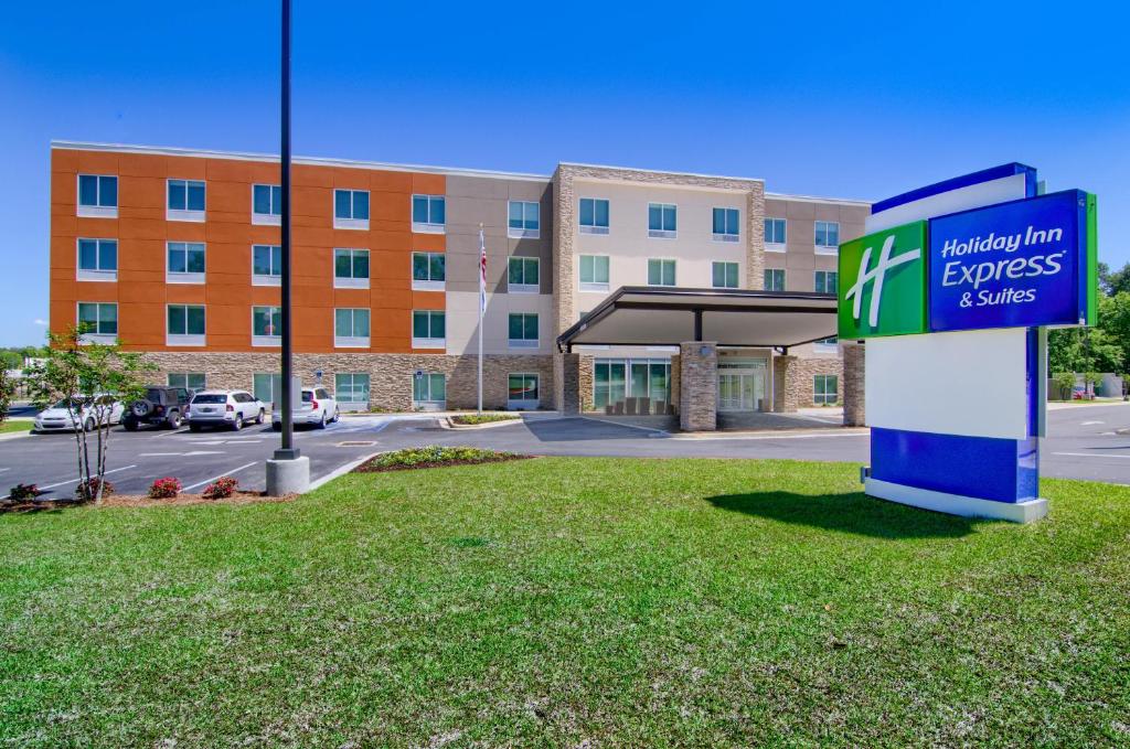 莫比尔Holiday Inn Express & Suites Mobile - University Area, an IHG Hotel的建筑前医院的标志