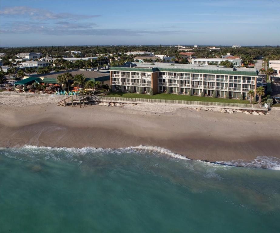 维洛海滩Ocean Breeze Inn Vero Beach的海滩上酒店空中景色