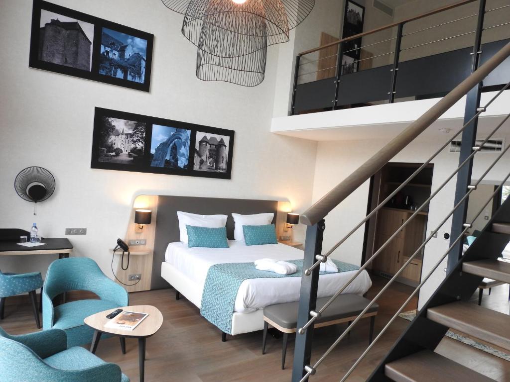 DéolsRelais Saint Jacques - Châteauroux的一间卧室设有一张床,楼梯设有蓝色椅子