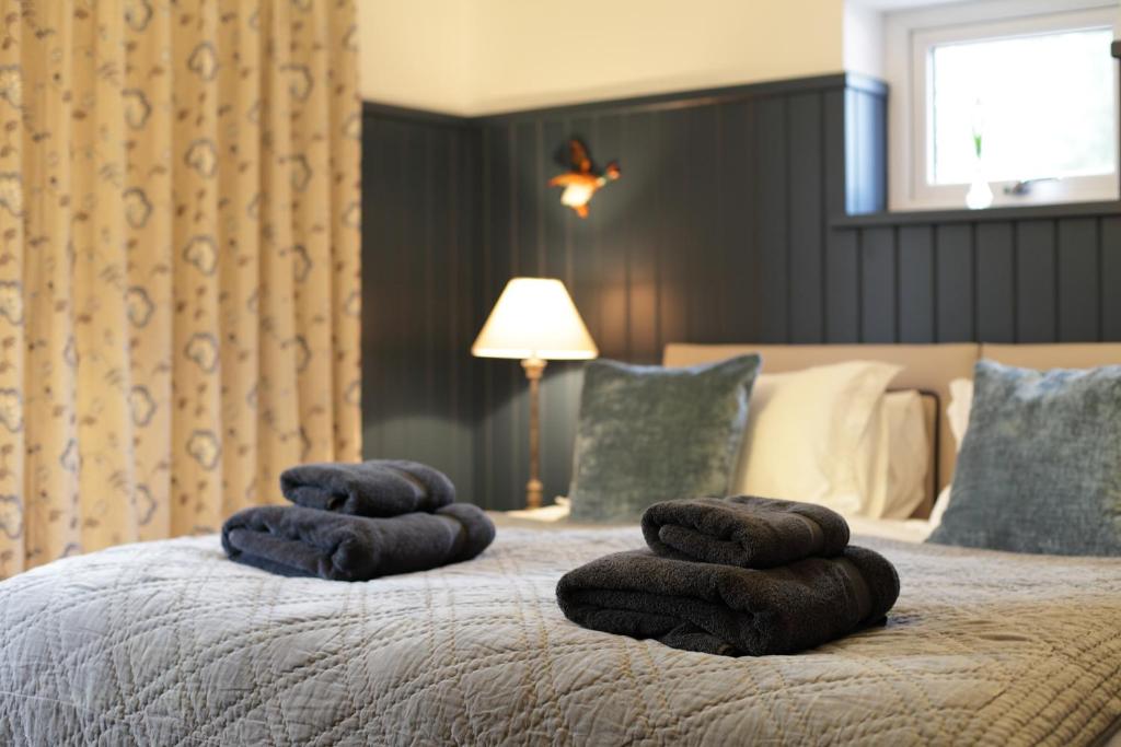 GlasburyCwmbach Lodge luxury B&B的床上有两叠毛巾