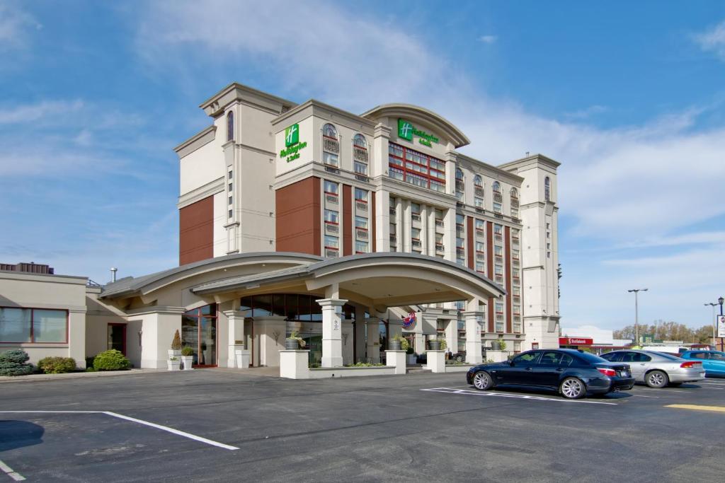 圣凯瑟琳市Holiday Inn Hotel & Suites St.Catharines-Niagara, an IHG Hotel的停车场内有停车位的酒店