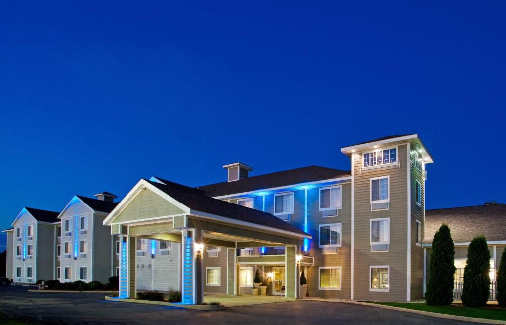 新布法罗密歇根新布法罗智选假日酒店的一座带蓝色灯光的大型公寓楼