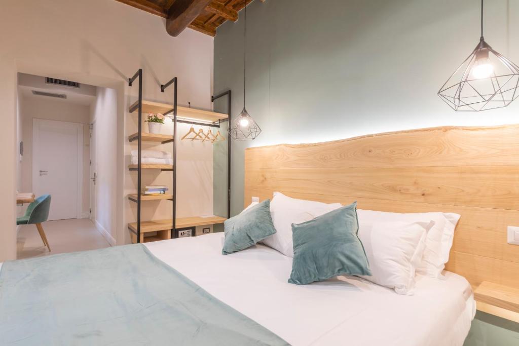 罗马Campo de' Fiori 34的卧室配有白色的床和2个枕头