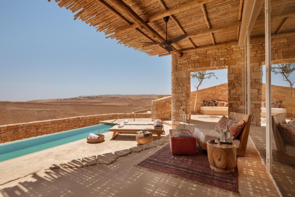 Shaharut撒哈鲁特六善酒店的沙漠中的一座房子,设有游泳池