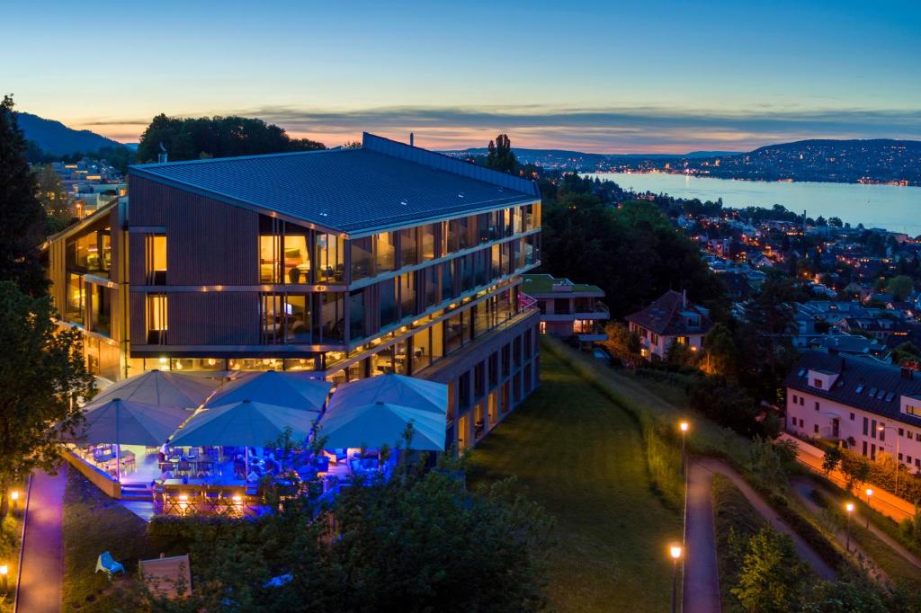 吕施利孔贝尔沃瑞士优质酒店的一座建筑,在晚上有蓝色的帐篷
