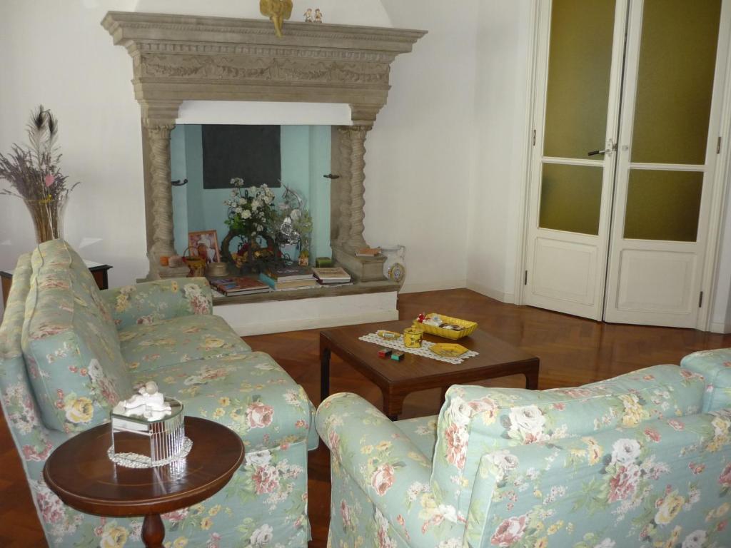 伊莫拉Il Giardino Segreto的客厅配有两张沙发和一张桌子