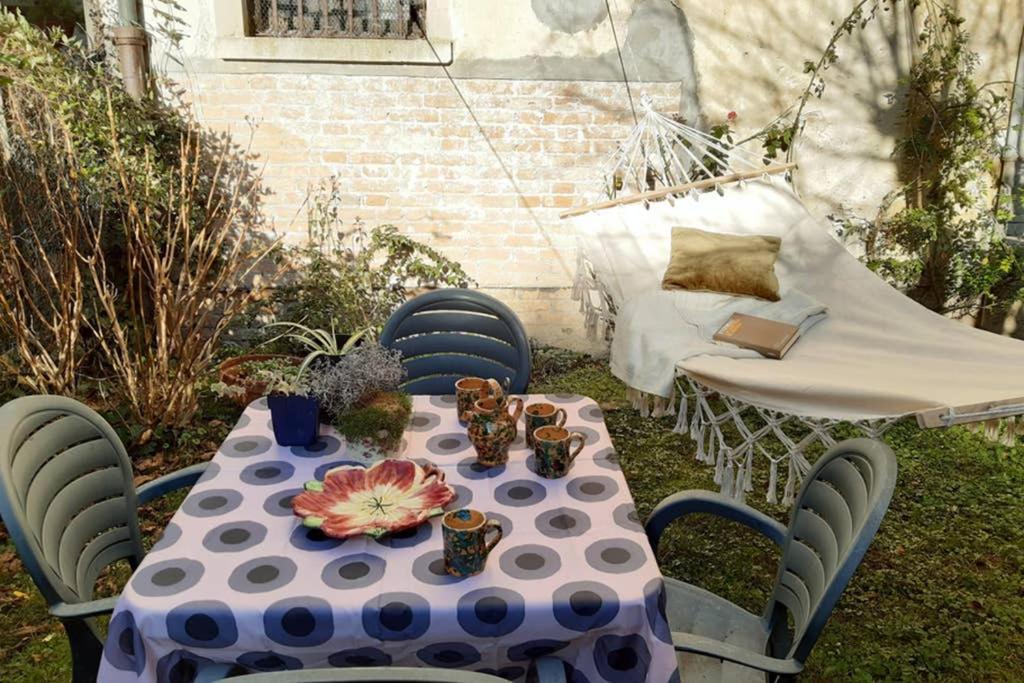 威尼斯Casa Pusterla的后院的圆桌和椅子