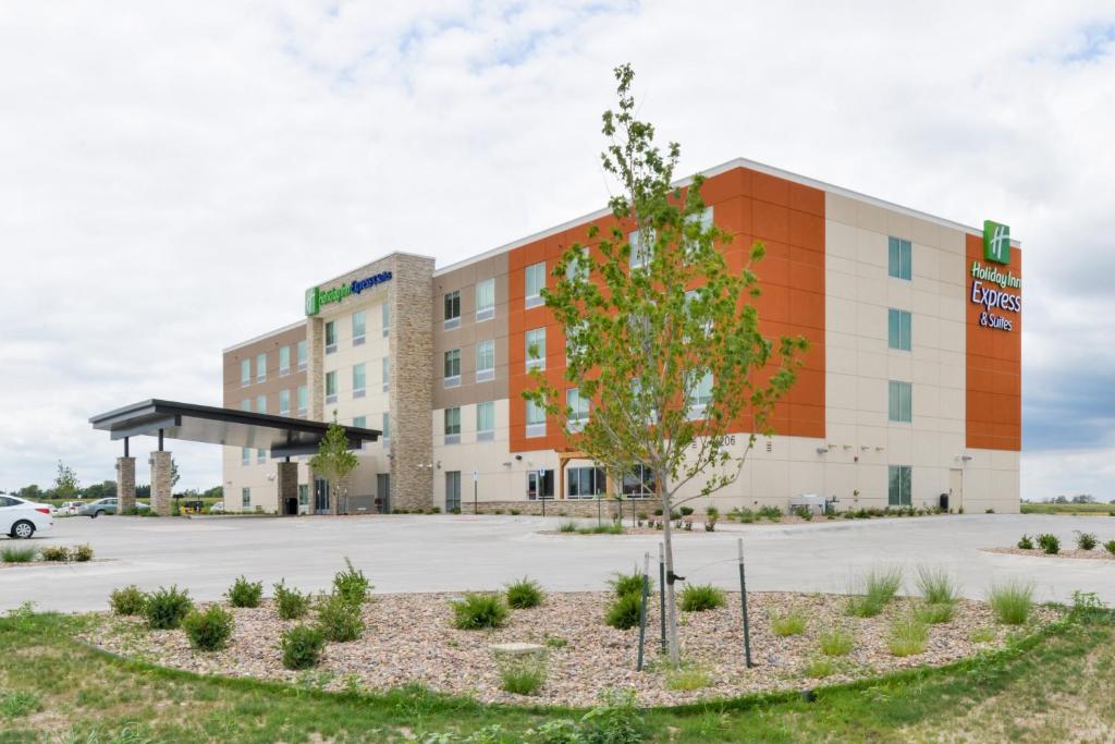 奥加拉拉Holiday Inn Express & Suites - Ogallala, an IHG Hotel的酒店前方的 ⁇ 染