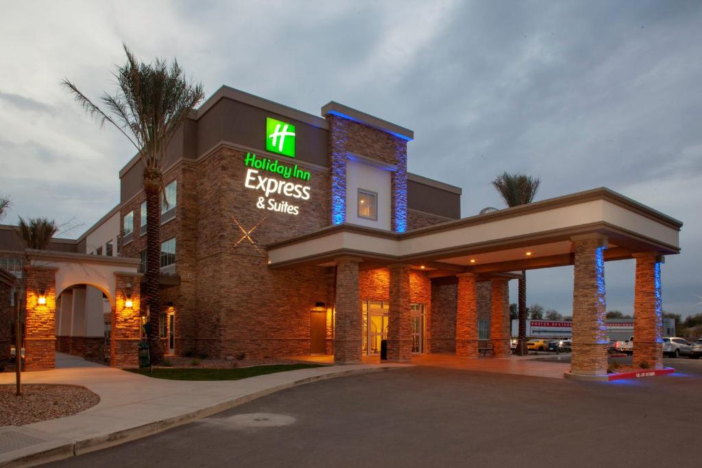 吉尔伯特Holiday Inn Express & Suites - Gilbert - East Mesa, an IHG Hotel的前面有标志的酒店