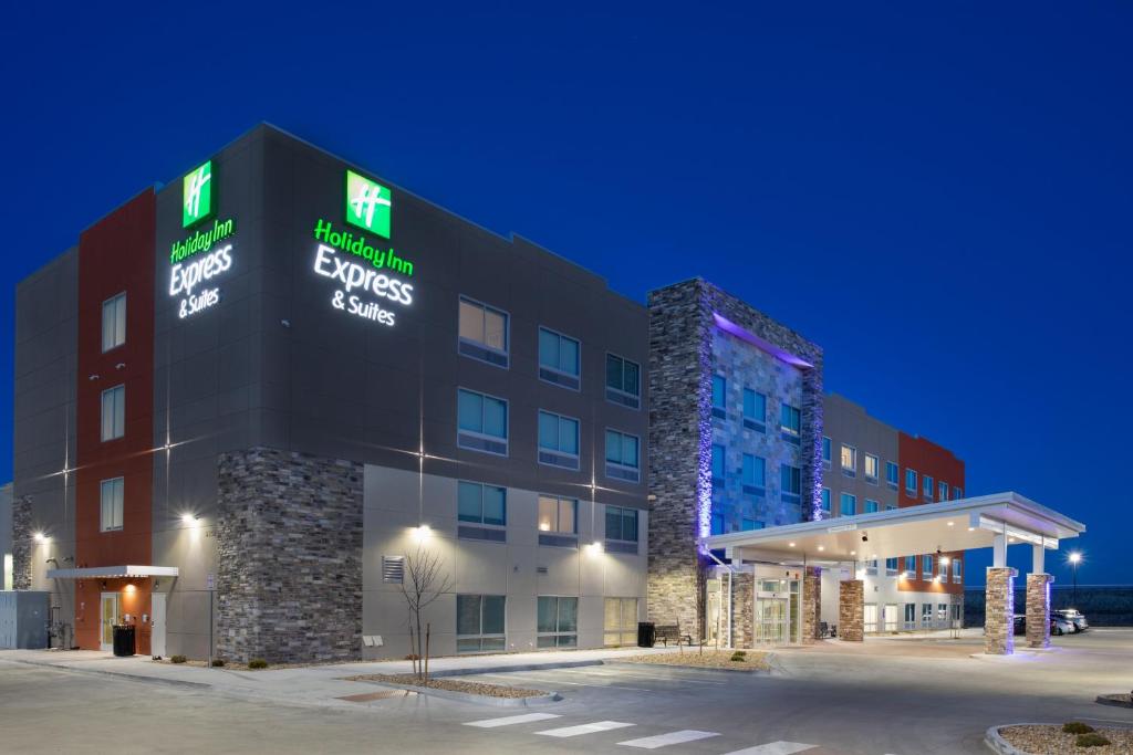 布赖顿Holiday Inn Express & Suites - Denver NE - Brighton, an IHG Hotel的夜间酒店 ⁇ 染