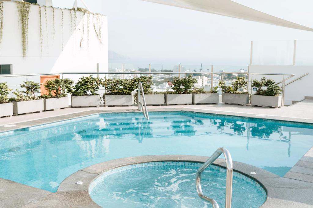 利马利马市温德姆科斯塔朗晴酒店的建筑物屋顶上的游泳池