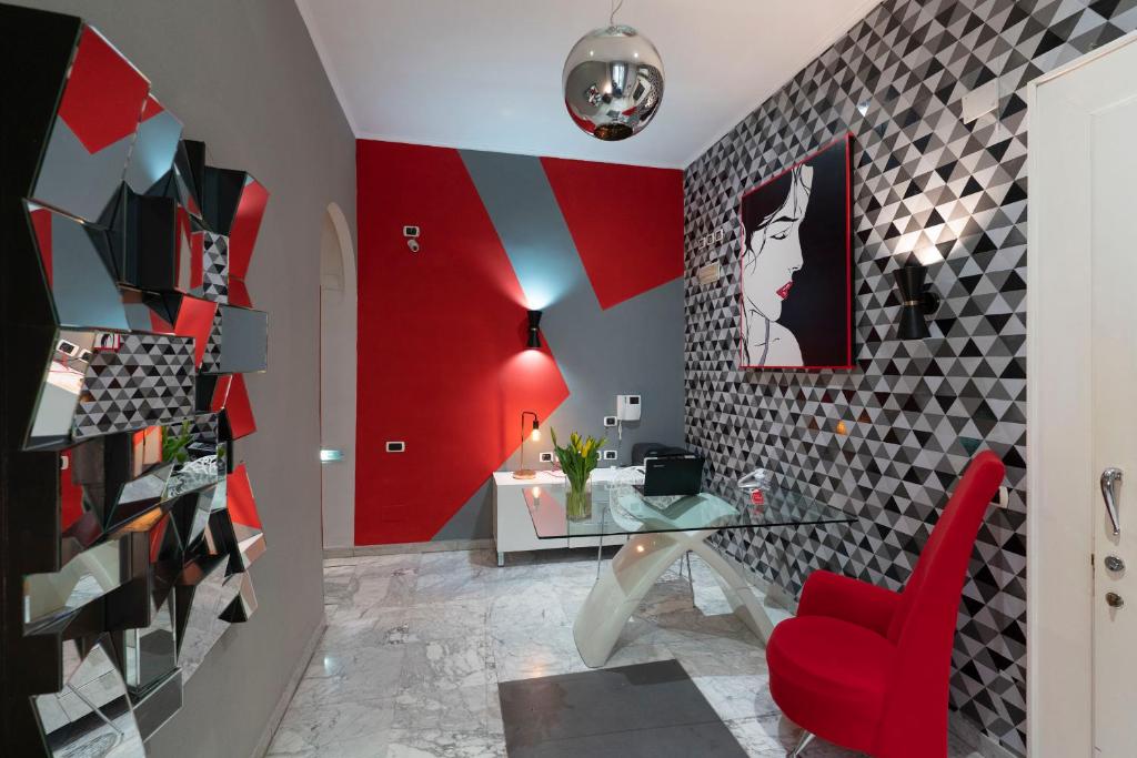 那不勒斯H Rooms boutique Hotel的客厅设有红色墙和红色椅子