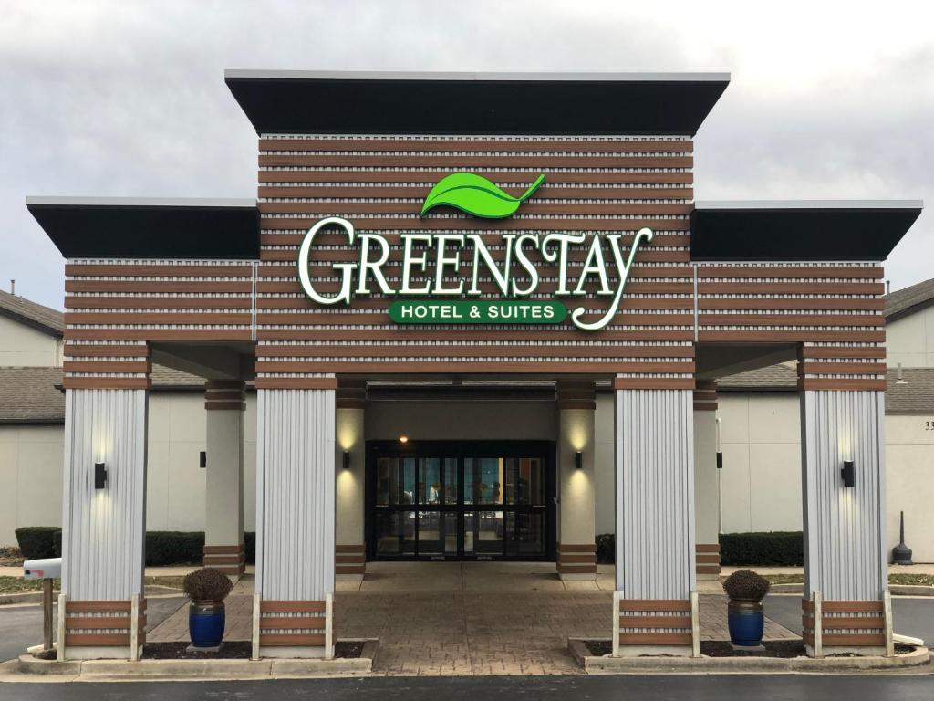 斯普林菲尔德Greenstay Inn & Suites Court View的绿色通道酒店和套房的前门