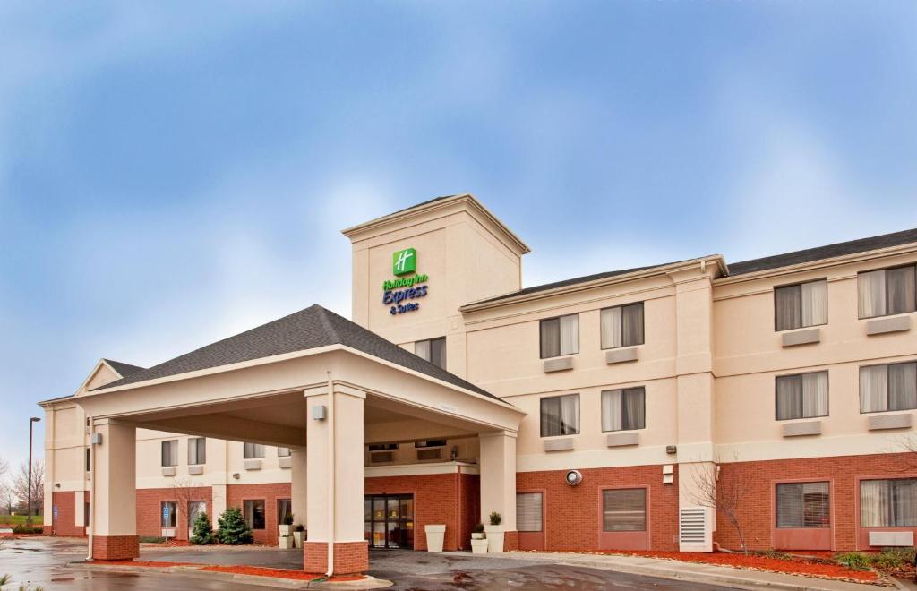 利伯蒂密苏里州堪萨斯城智选假日酒店的酒店大楼的图片