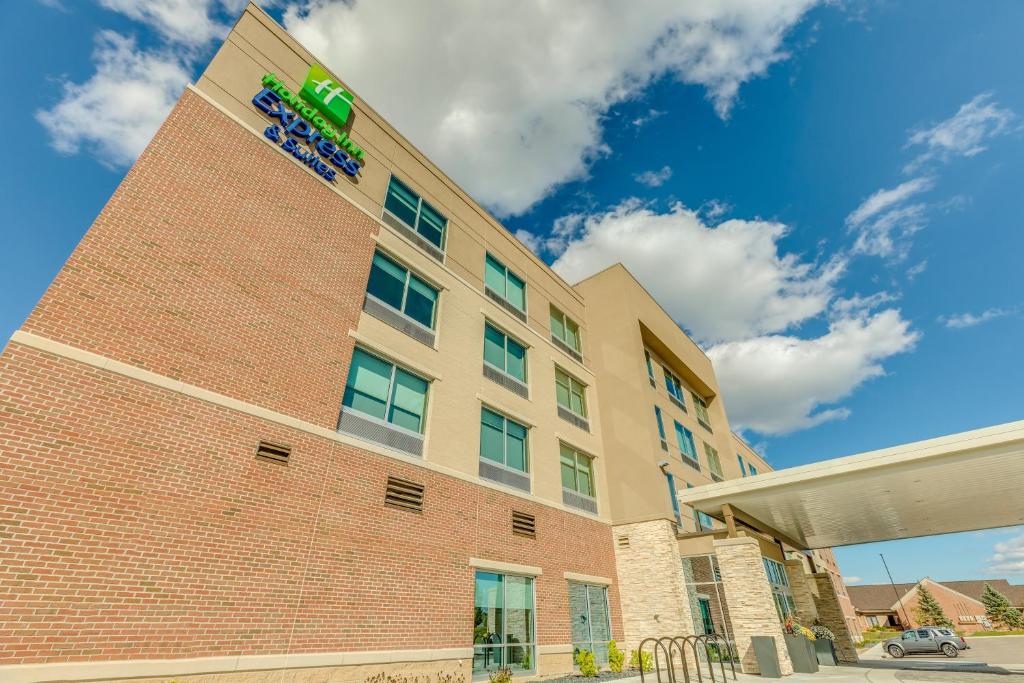 奥克莫斯Holiday Inn Express & Suites Okemos - University Area, an IHG Hotel的酒店前方的 ⁇ 染