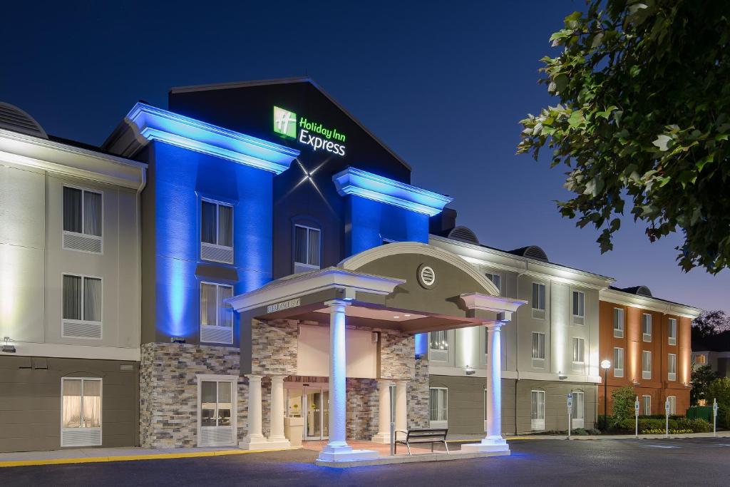 劳雷尔山Holiday Inn Express & Suites Philadelphia - Mt Laurel, an IHG Hotel的蓝色灯光的 ⁇ 染酒店