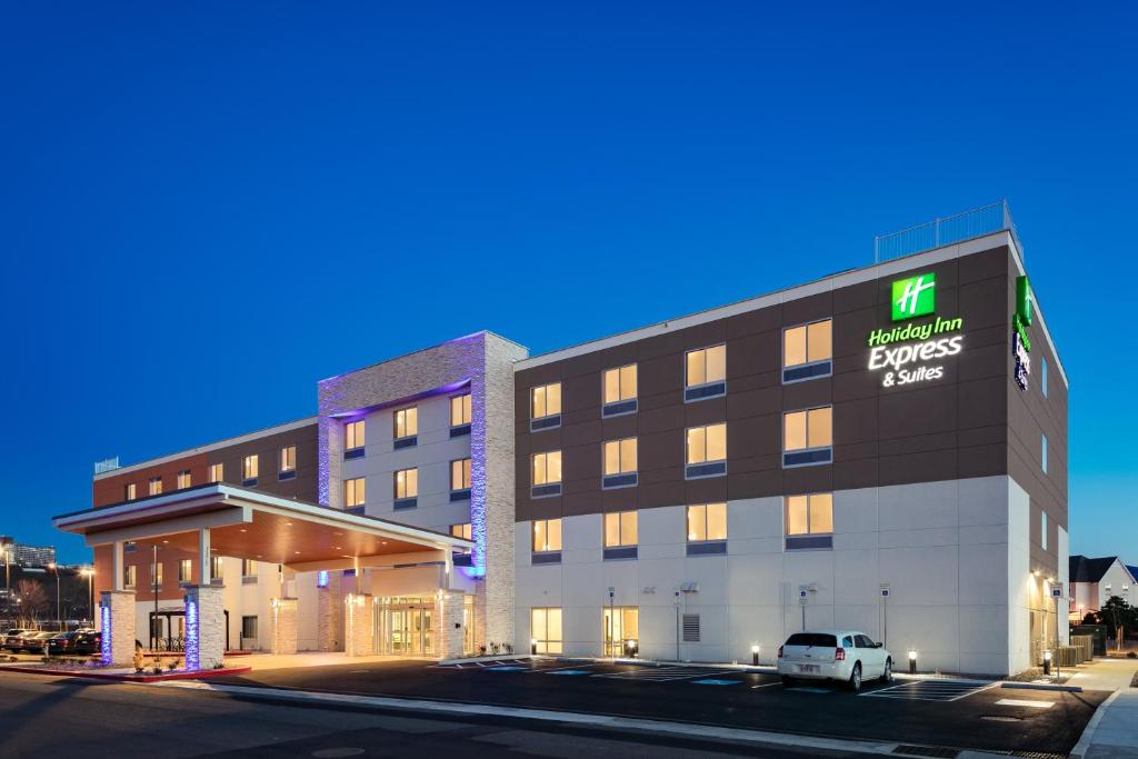 梅德福Holiday Inn Express & Suites - Medford, an IHG Hotel的一座酒店大楼,前面有停车位