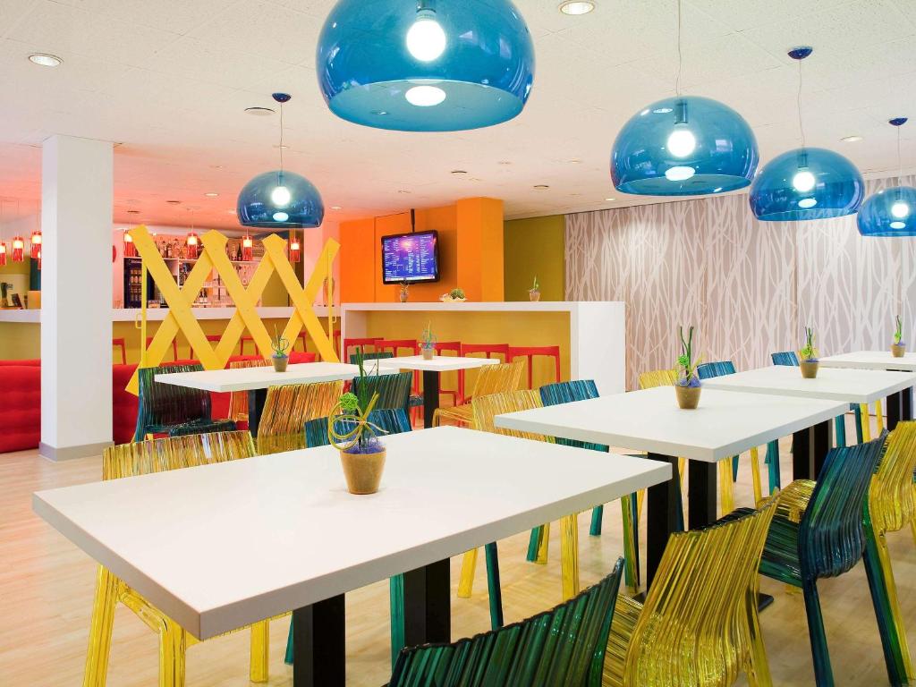 诺伊斯杜塞尔多夫诺伊斯宜必思尚品酒店的一间配备有桌椅和蓝光的用餐室