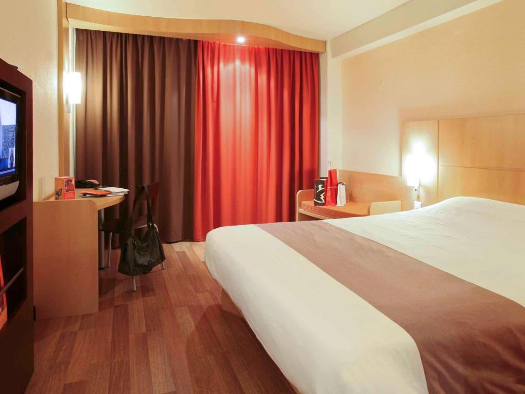 布拉加布拉加宜必思酒店的酒店客房设有一张大床和一台电视。