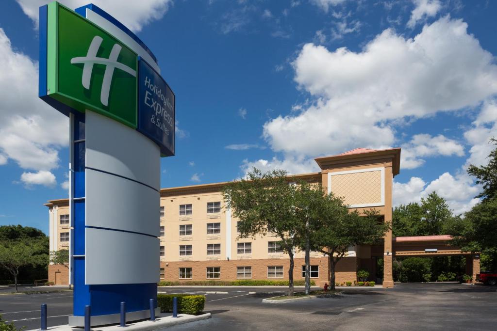 普兰特城Holiday Inn Express & Suites Plant City, an IHG Hotel的建筑前的标志