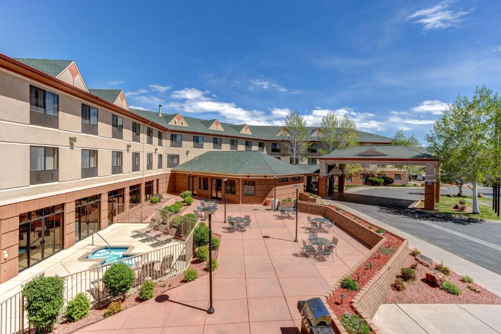 蒙特罗斯Holiday Inn Express Hotel & Suites Montrose - Black Canyon Area, an IHG Hotel的享有酒店外景和庭院景色